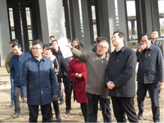 省委常委、西寧市委書記王曉在青海省物產集團總公司黨委書記、總經理王玉輝陪同下，深入青海物產朝陽物流園區。