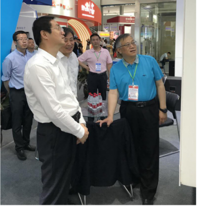 省委常委、西寧市委書記王曉蒞臨第十九屆青洽會青海物產展位參觀